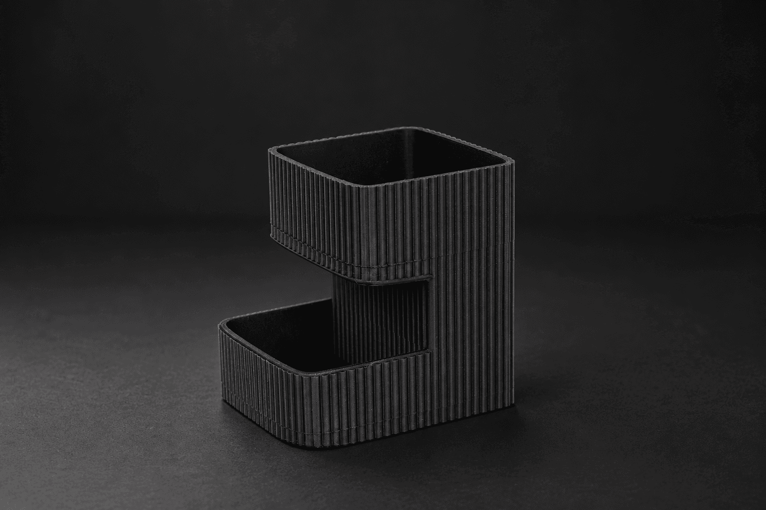 Ribbed bathroom organizer